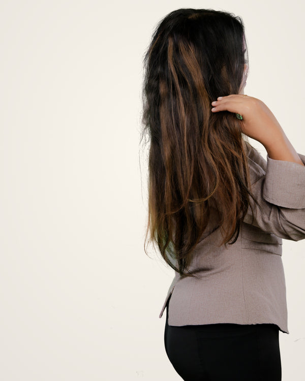 FengFleur Set of 7 clip-in hair extensions, 18 inch 1B/6 ombre, worn by model