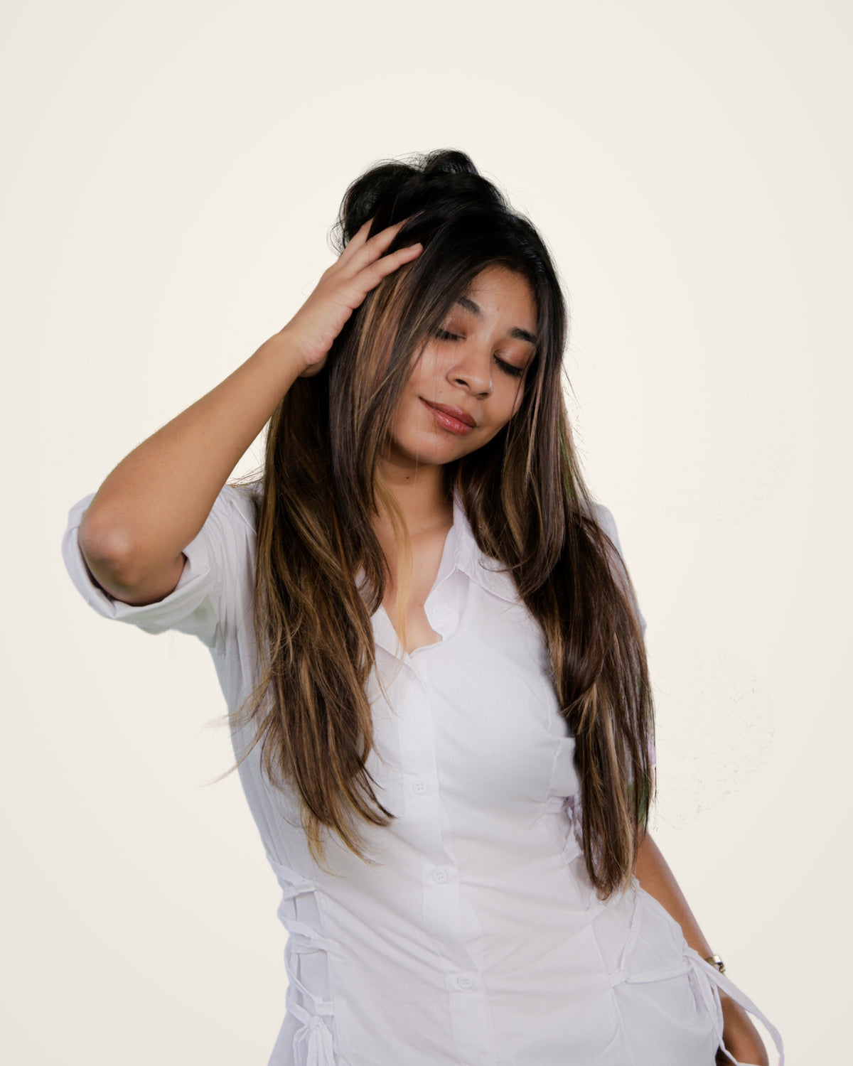 FengFleur Set of 7 clip-in hair extensions, 16 inch PU base with highlights, worn by model